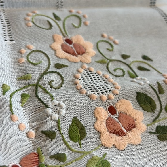 NWT Handmade Flowers Embroidered Table Runner - Picture 7 of 7